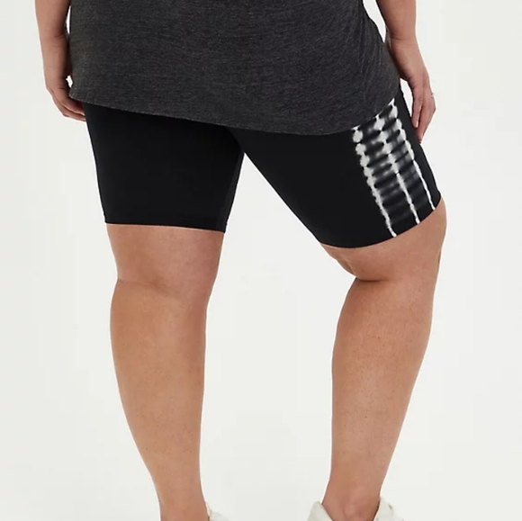 BLACK SIDE TIE DYE BIKER SHORT - Picture 3 of 5